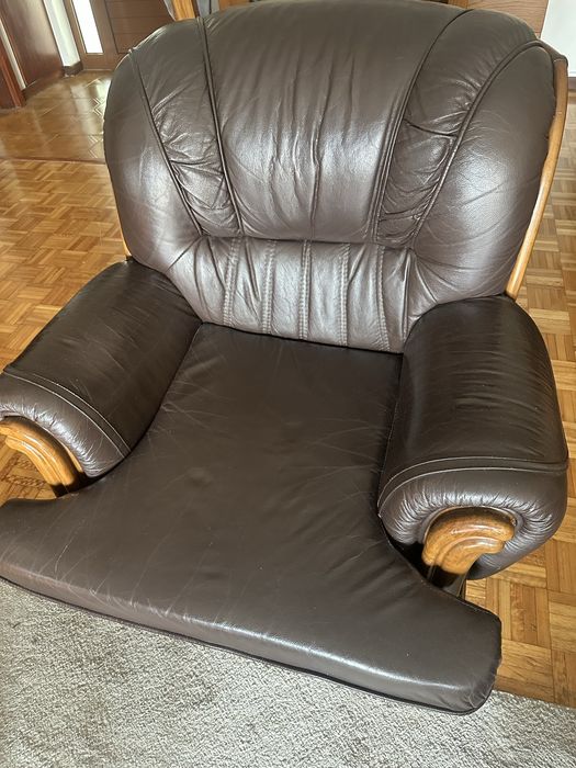 Sofas de pele e madeira