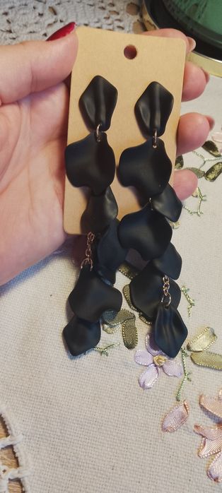 Długie eleganckie kolczyki płatkowe nowe