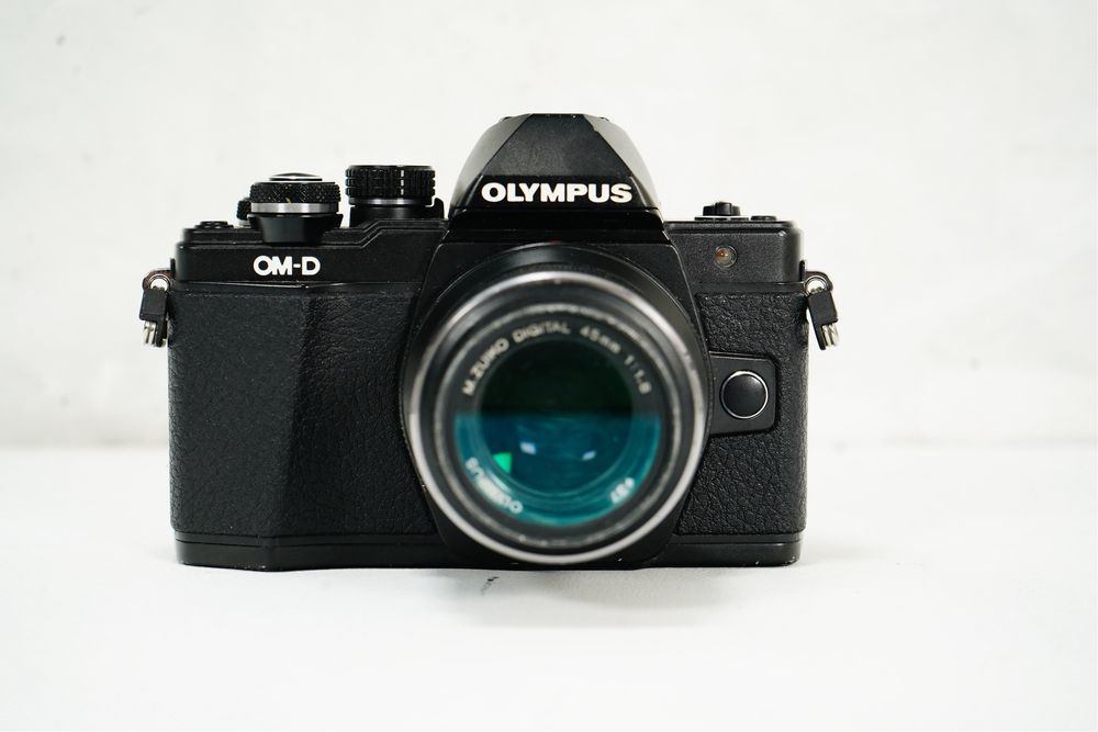 Olympus OM-D E-M10 Mark II + 45mm F1.8 + 12-50mm EZ Macro + 2 baterie