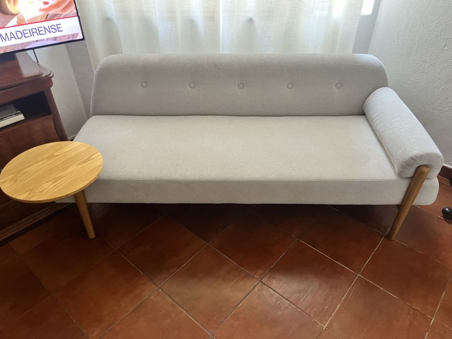 Sofá com mesinha