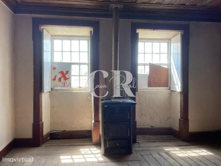 Moradia T2 geminada para renovação, com anexos e terreno, perto da Lou