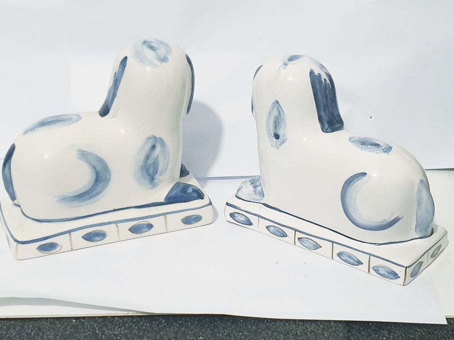 Par de lindos cães em cerâmica portuguesa assinados