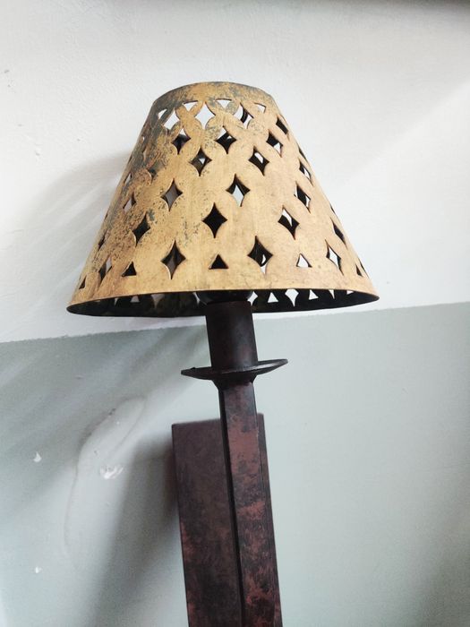 Aplique em ferro forjado assinado com abat-jour em metal