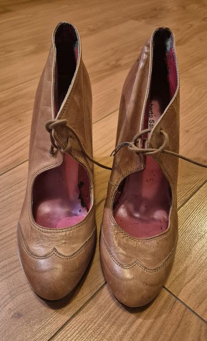 Buty skórzane na obcasie