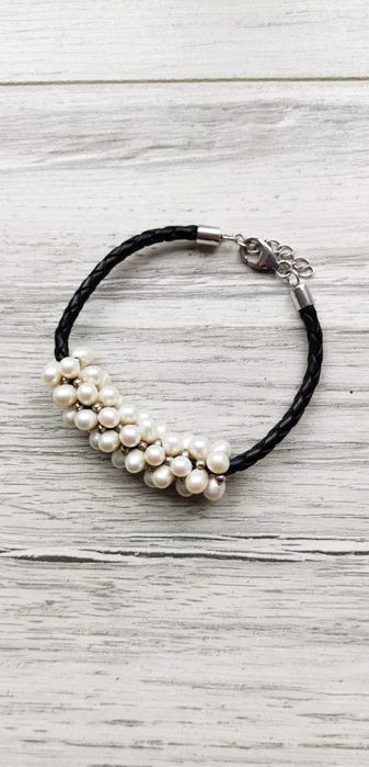 Bransoletka srebrna z perełkami na skórzanym pasku
