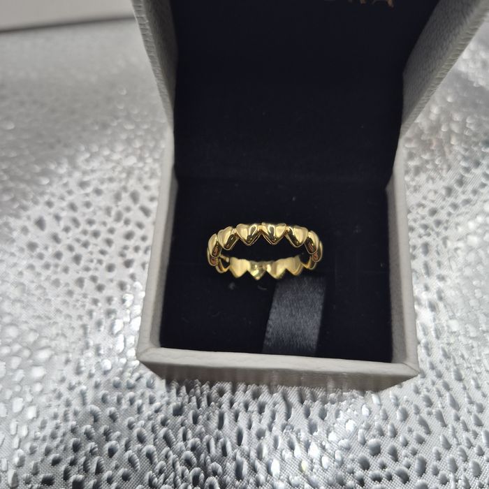 Anel Pandora Row of Hearts Dourado