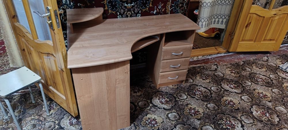 Угловий комп'ютерний стіл