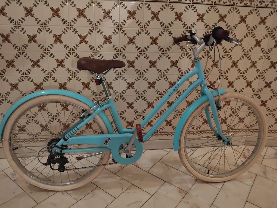 Bicicleta noja para jovem com capacete junto