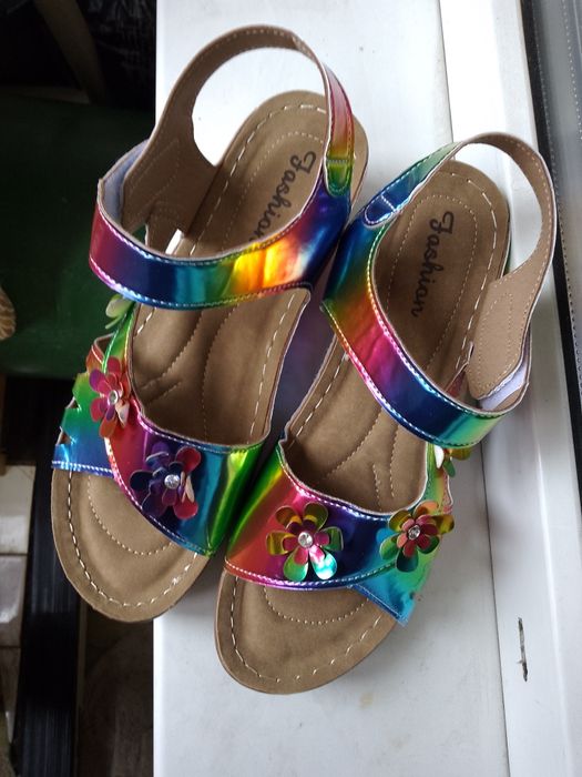 Яркие оригинальные лёгкие босоножки