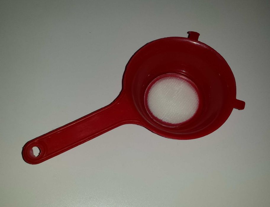 Посуда Кухонное пластиковое мелкое ситечко сито с ручкой ушками сетка