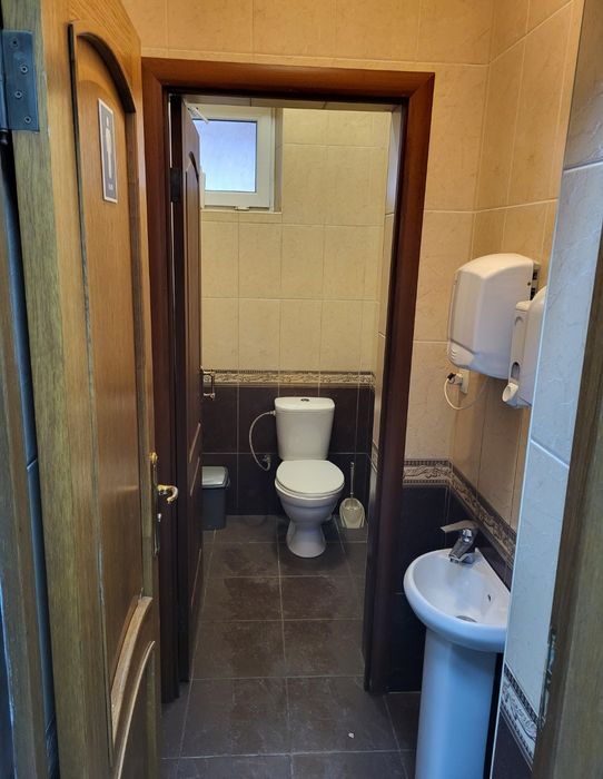 Продається окрема будівля.