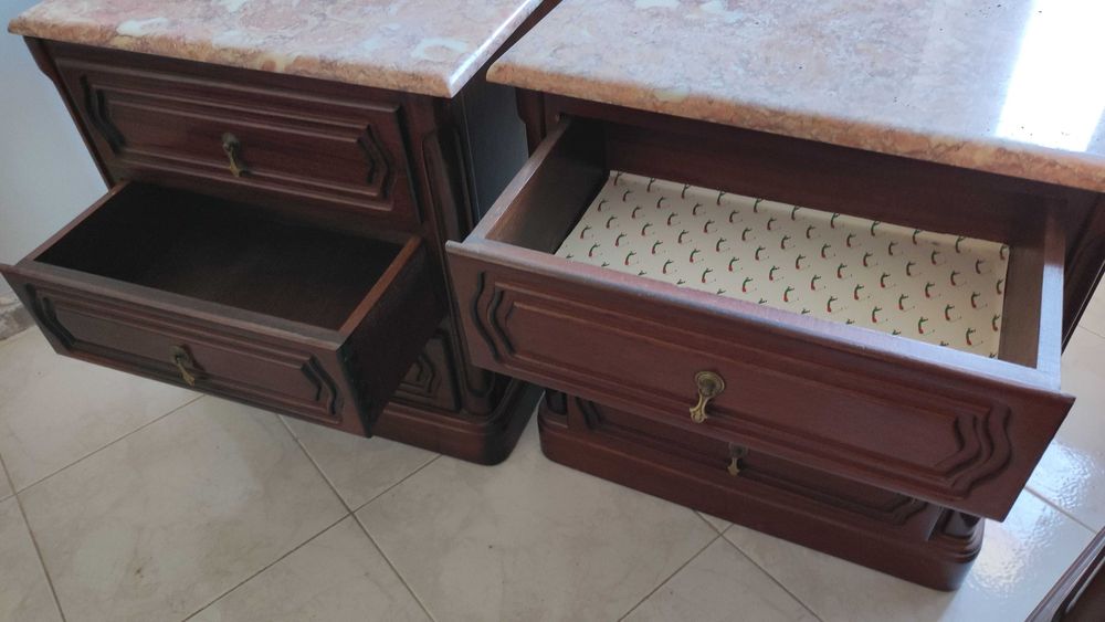 Conjunto de Quarto Clássico com Tampos em Mármore (3 peças)