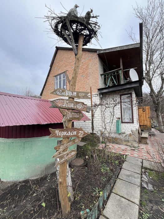 Продаж двоповерхового будинку з банею та ставком