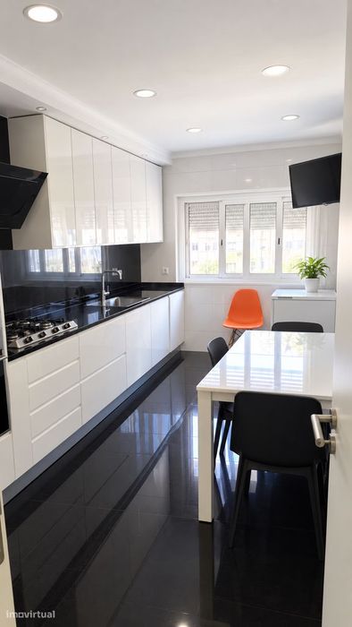 T3 Brandoa, totalmente renovado com garagem