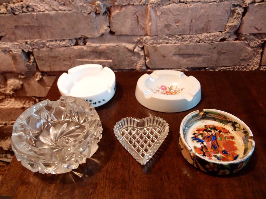 Duża kryształowa popielniczka PRL, popielniczka malowana lata 70