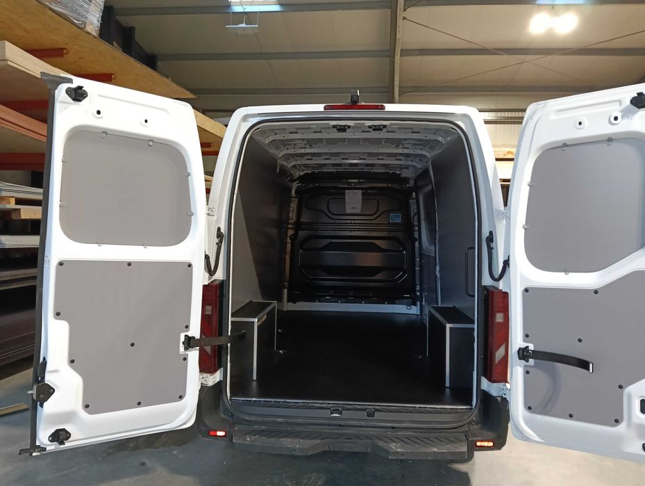 Zabezpieczenie przestrzeni ładunkowej w aucie Renault Master L3H2