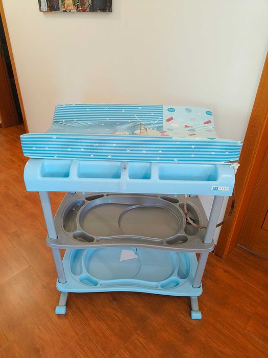 Muda fralda e banheira azul