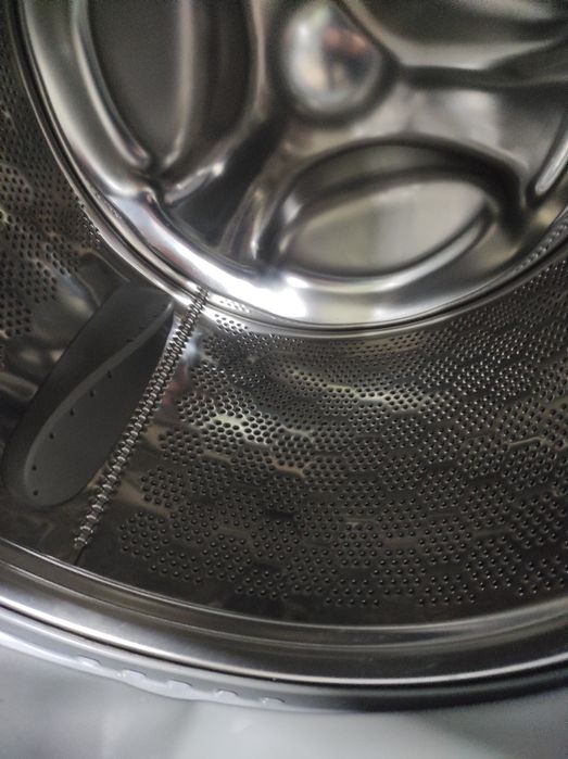 Стиральная сушильная машина AEG.