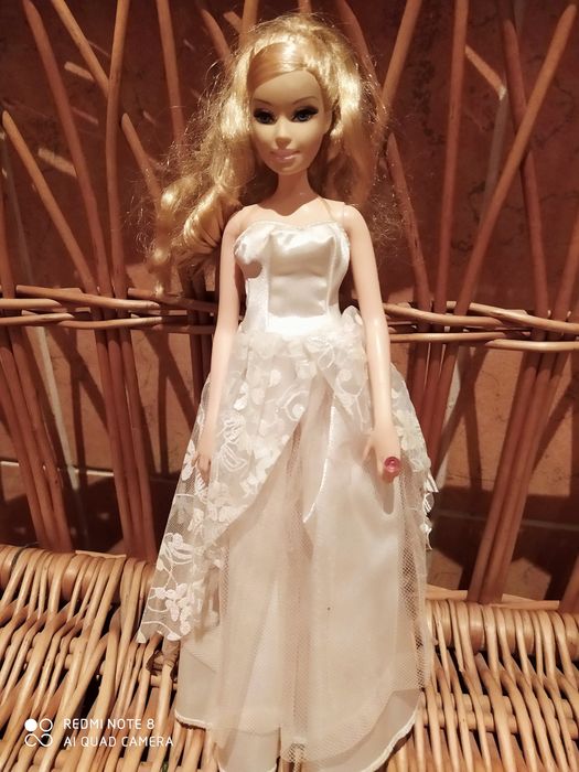 Lalka Barbie świecący pierścionek.