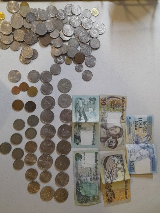 Moedas e notas antigas em escudos