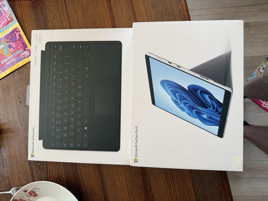 Microsoft Surface Pro 8 + oryginalna klawiatura – uszkodzony ekran