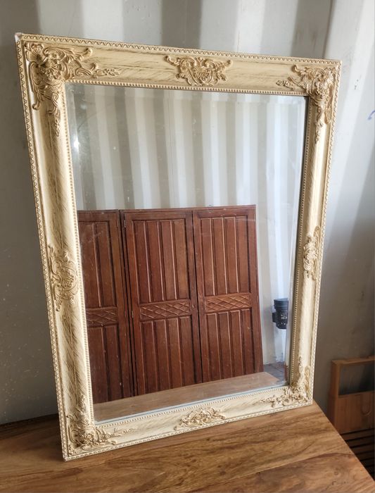 Lustro w drewnianej ramie