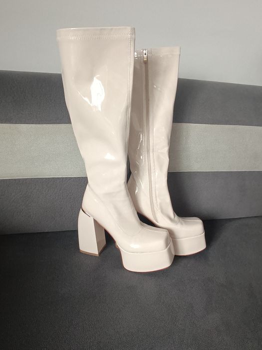 Długie kozaki z lateksu.