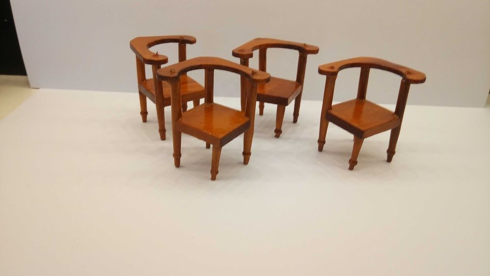 4 cadeiras miniatura