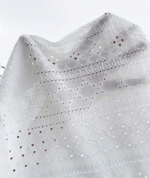 Біле плаття з рюшами