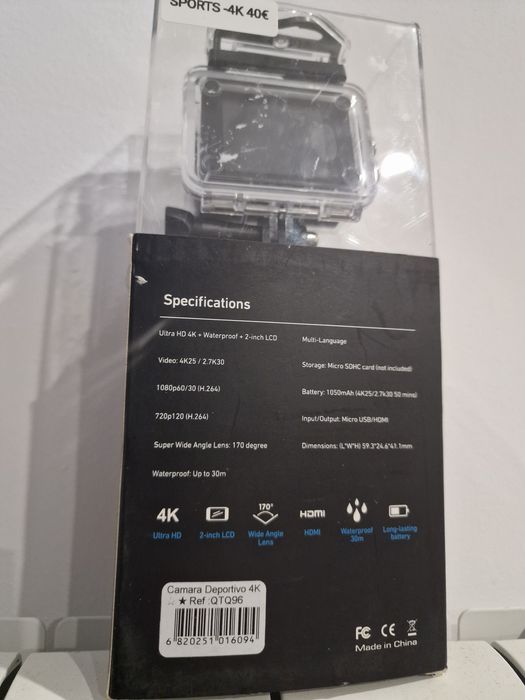 Câmara de Ação Desportiva 4K Ultra HD com 12MP e capacidade à prova de água até 30 metros.
