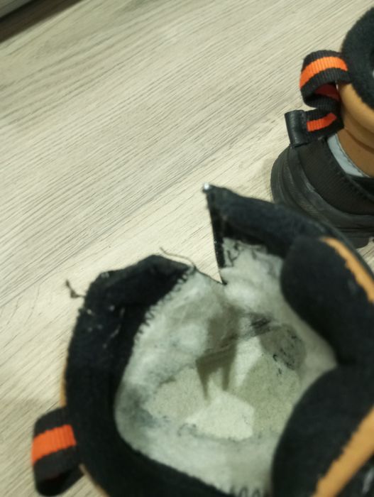 Buty chłopięce zimowe czarne z beżowymi wstawkami 24