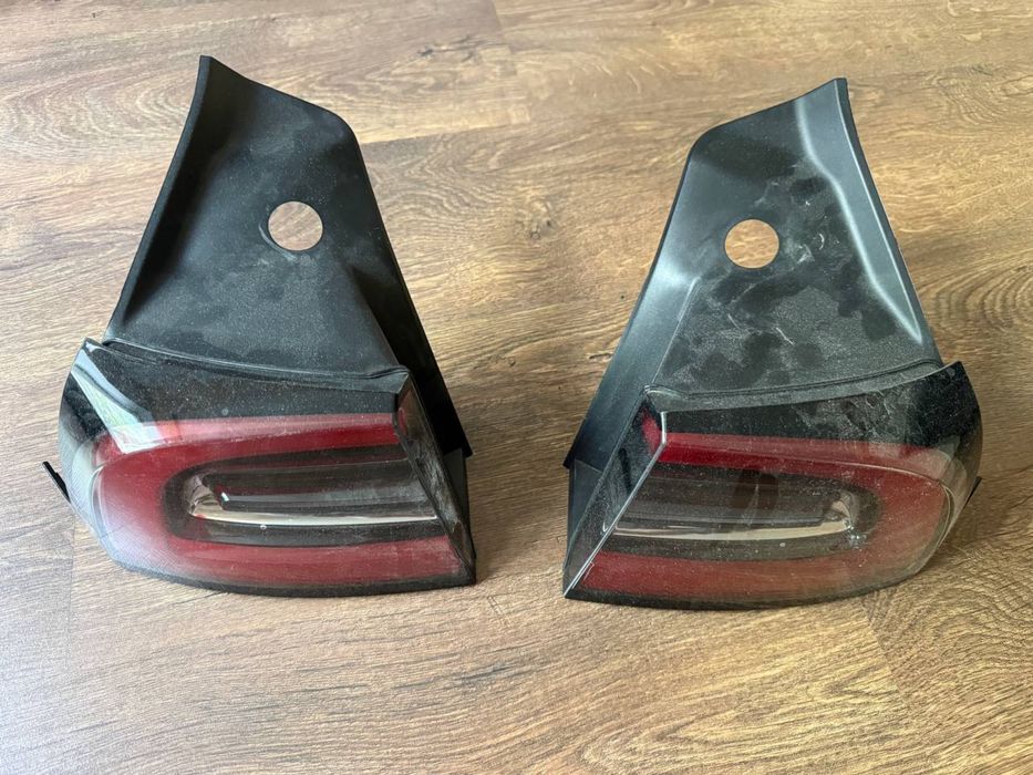 Забні ліхтарі Tesla model Y жовті