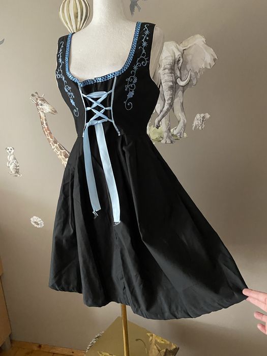 Czarna sukienka folk bawarska dirndl gorsetowe wiązanie