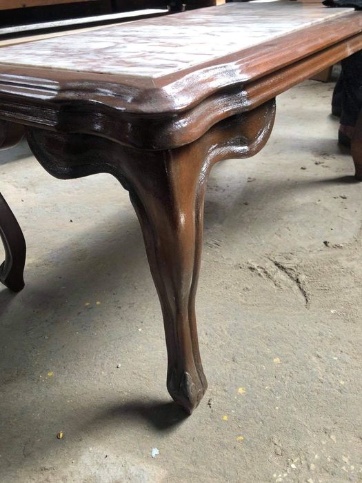 Mesa de centro com tampo em mármore.