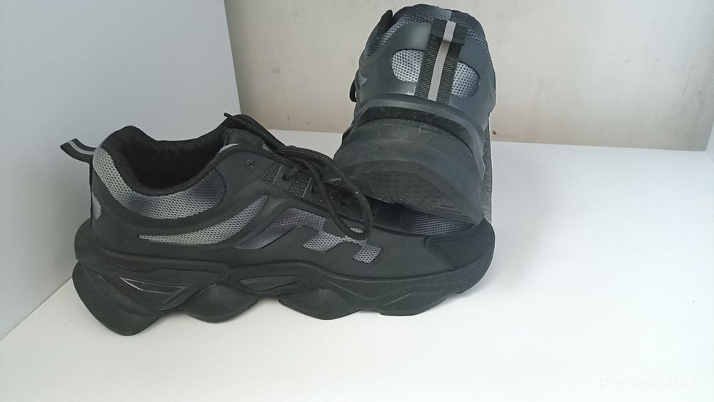 Кроссовки черные