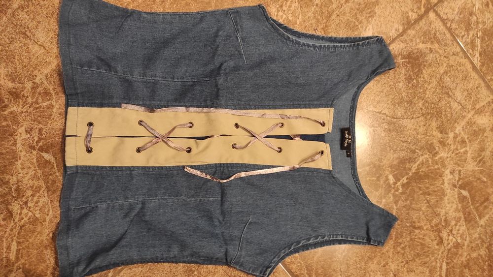 Bluzka gorsetowa jeansowa
Wiązana z przodu wstążką
Marka DH Italy Styl