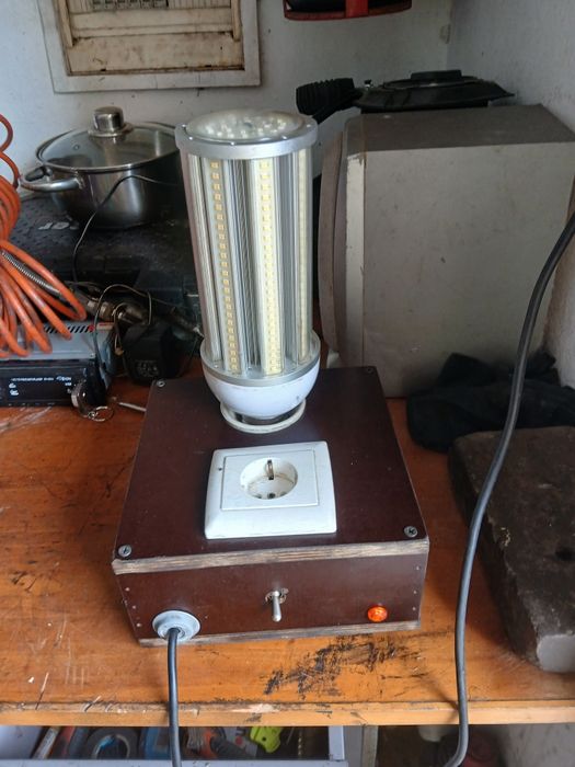 Caixa com luz eléctrica e mais tomada eléctrica