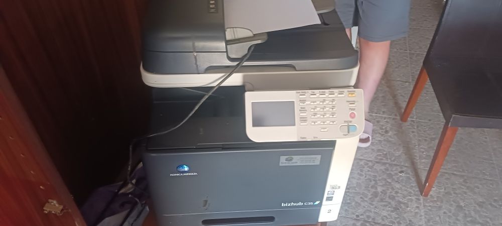 Impressora  usada a trabalhar com tinteiros extras.