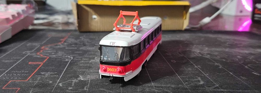 Трамвай игрушка.