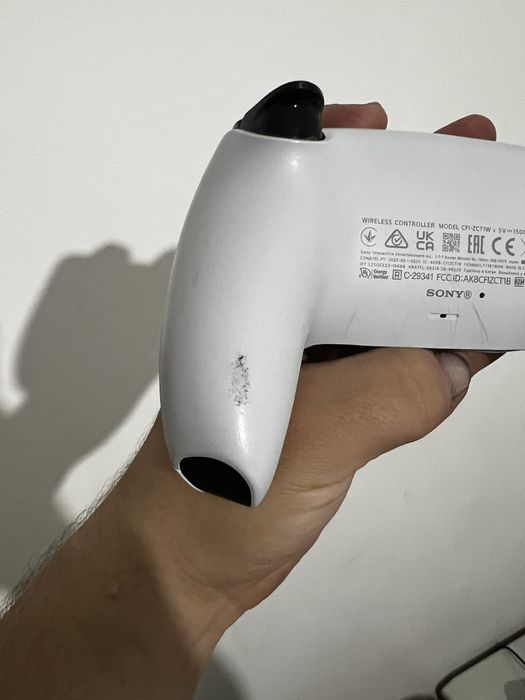 Comando PS5 com marcas de uso