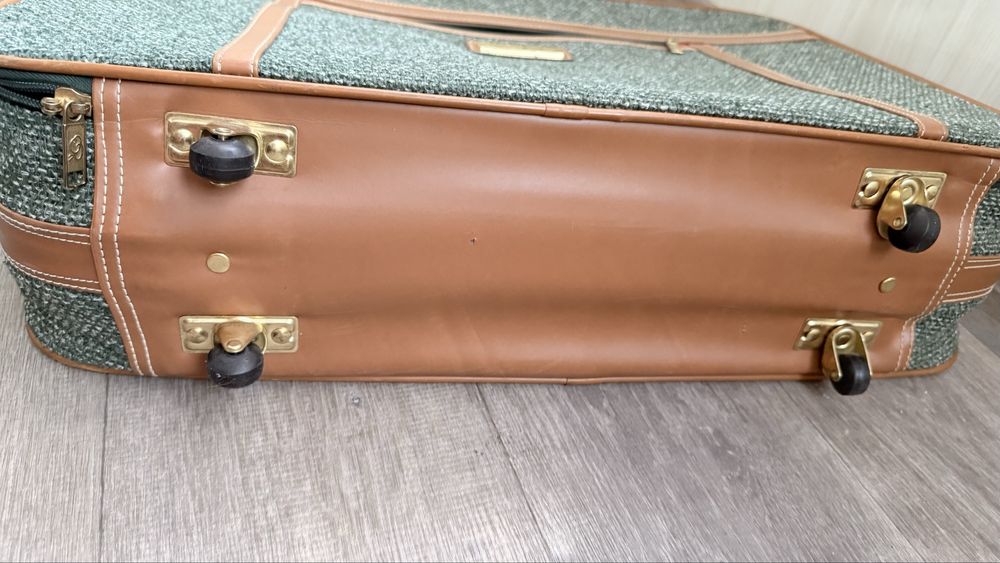 Чемодан на колёсиках торг