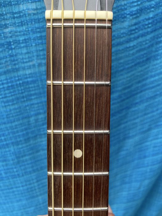 Акустична гітара з тонким корпусом