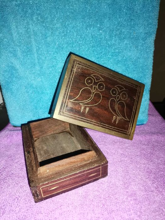 Caixa de madeira com aplicações em metal