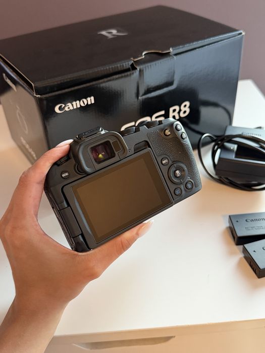 Камера Canon EOS R8