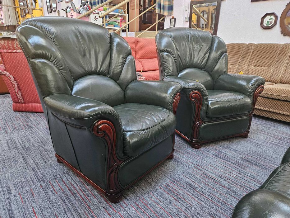 Sofás individuais em pele de cor verde - óptimo estad