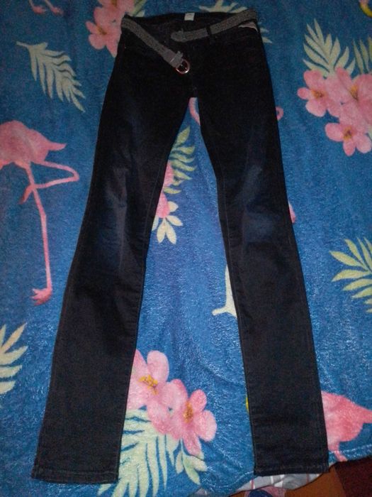 Віддам безкоштовно одяг для дівчат