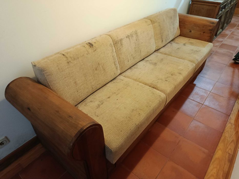 Sofa original em madeira de castanho fabrico nacional a precisar de estofar