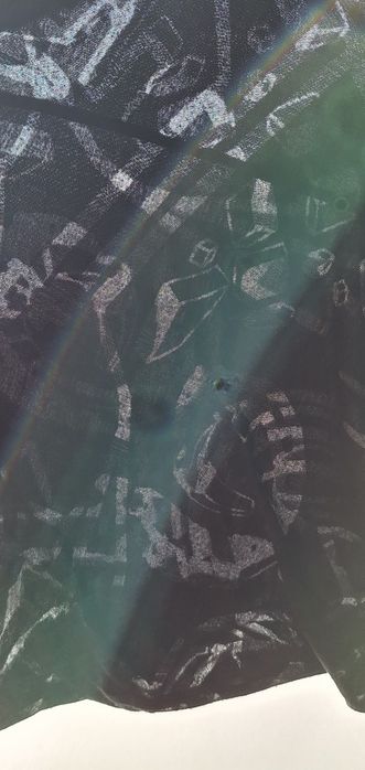 Top preto e um pouco transparente só com uma manga