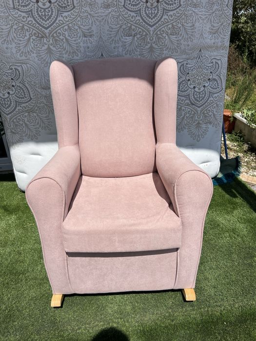 Cadeira de Amamentação / Poltrona de Balanço Rosa – Excelente Estado | Entrega Incluída em Lisboa