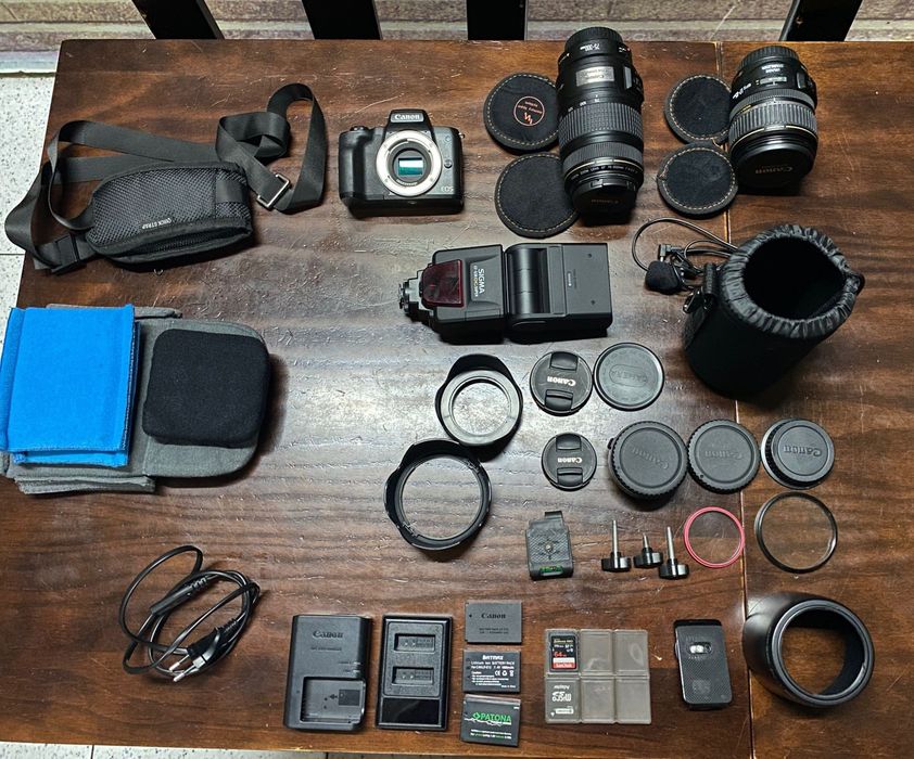 Máquina Fotográfica Canon Eos M50 com Objetivas e Acessórios variados